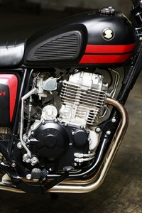 Motor dengan gaya desain era 70/80-an itu mengusung 397,2 cc yang diklaim memiliki performa cukup oke.
