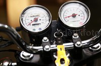 Melihat tampilan SOIB Racer seperti dibawa ke era 70/80-an. Melihat lekukan, garis grafis, hingga bagian-bagiannya, membuktikan genre klasik banget.
