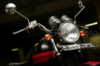 Kesan ini terlihat mulai dari lampu utama yang berbentuk bulat, speedometer analog, jok landai, pelek jari-jari, serta setang berbentuk lebar dan tinggi. Begitu pun dengan rem yang berupa rem tromol baik di roda depan maupun belakang.     