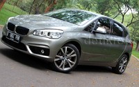Identitas kendaraan khas BMW yang selalu tampil dinamis hadir pada BMW 218i Active Tourer ini. Kisi-kisi radiator khas BMW kidney grille diapit oleh lampu depan twin circular headlight.