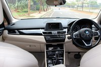 Dengan jarak sumbu roda sepanjang 2.670 mm serta garis atap yang lebih tinggi, mobil ini memiliki ruang kabin yang lebih luas. Pengemudi maupun penumpang di depan pun bisa menikmati posisi duduk yang jauh lebih tinggi dibandingkan pada mobil sedan.