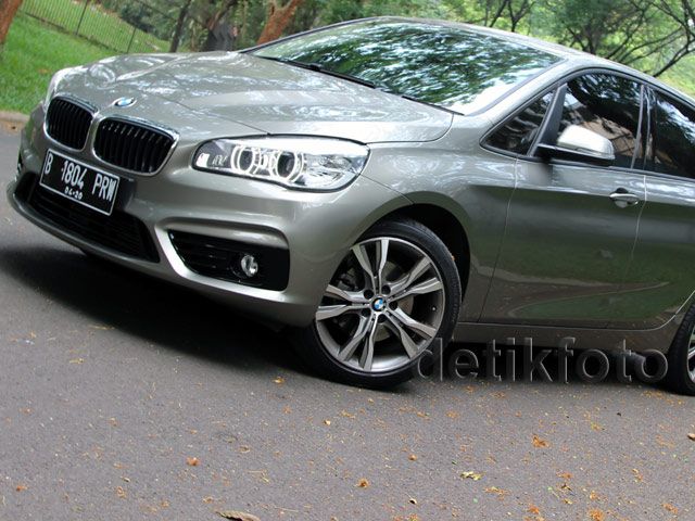 BMW 218i Active Tourer yang Bertenaga dan Nyaman