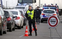 Presiden Prancis Francois Hollande mengerahkan pasukan militer ke wilayah Paris dan sekitarnya untuk menjaga keamanan. Vincent Kessler/Reuters/detikcom.