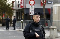Selain pengerahan militer, Hollande juga memerintahkan penutupan seluruh area Paris dan sekitar dengan alasan keamanan. Benoit Tessier/Reuters/detikcom.     