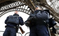 Di lokasi lain seperti di Menara Eiffel, polisi juga berjaga-jaga. Yves Herman/Reuters/detikcom.     