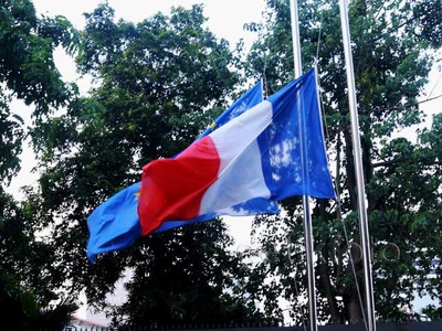 Bendera Setengah Tiang Berkibar di Kedubes Prancis