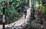 Diguyur Hujan, Jembatan Bambu Licin Saat Dipijaki
