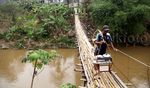Diguyur Hujan, Jembatan Bambu Licin Saat Dipijaki