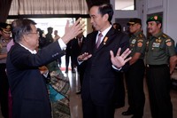 Jokowi tampak berbincang dengan Wakil Presiden sebelum bertolak menuju Turki. Laily Rachev/Setpres/detikcom.