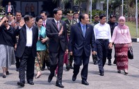 Presiden Jokowi kemudian naik ke atas pesawat kepresidenan diantar oleh Wapres JK sekitar pukul 10.25 WIB. Sejumlah menteri ikut mendampingi Presiden Jokowi. Laily Rachev/Setpres/detikcom.