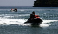 Sejumlah wisatawan tampak bermain jetski di kawasan Pulau Nasi.