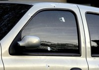 Terlihat lubang peluru bekas tembakan di salah satu kaca mobil yang berada dikawasan penyerangan semalam. Pascal Rossignol/Reuters/detikcom.     