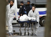 Beberapa petugas terlihat masih mengevakuasi korban penembakan di Bataclan. Charles Platiau/Reuters/detikcom.     