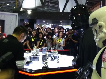 Ketika Darth Vader Belanja Figurine di Indonesia Comic Con 2015