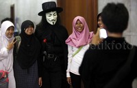 Sejumlah pengunjung berfoto dengan cosplay bertopeng Vendeta.