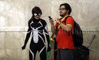 Seorang wanita mengenakan costum yang mirip dengan Venom yang menjadi musuh Spidermen.     