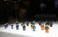 Lego dari karakter Joker memakai bermacam pakaian juga tampak dipamerkan.