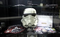 Topeng star wars darth vader juga tampak dipamerkan.