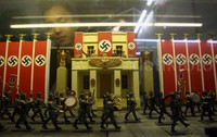 Replika pasukan tentara berlambang nazi tampak tersusun rapi di sebuah etalase.