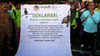 Mereka juga membentangkan spanduk dalam perjalanannya dari Bundaran HI hingga Sarinah.