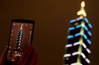 Menara Taipei 101 di Taiwan juga dihiasi lampu berwarna biru, putih, dan merah. Staff/Reuters/detikFoto.