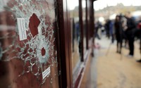 Dua lubang bekas tembakan terlihat di kaca Restoran Le Carillon. Christian Hartman/Reuters/detikFoto.