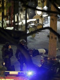 Korban tergeletak di depan kafe. Christian Hartmann/Reuters/detikFoto.