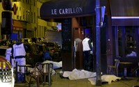 Korban penembakan di Kafe Le Carillon ditutupi dengan kain. Philippe Wojazer/Reuters/detikFoto.