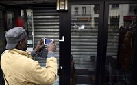 Lubang bekas peluru di Kafe La Belle Equipe. Loic Venance/AFP/detikFoto.