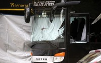 Bus di depan gedung konser Bataclan juga jadi sasaran penembakan. Kenzo Tribouillard/AFP/detikFoto.