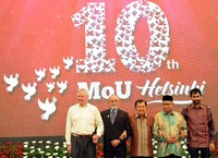JK bergandengan tangan dengan Malik Mahmud, Zaini Abdullah, Muzakir Manaf, dan Peter Feith. Ist/Tim Media JK.