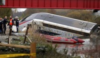 Sebagian lokomotif kereta terendam di sungai dekat rel. Vincent Kessler/Reuters/detikFoto.