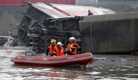 Petugas mencari korban kereta menggunakan perahu karet. Vincent Kessler/Reuters/detikFoto.