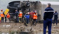 Petugas memapah korban luka. Vincent Kessler/Reuters/detikFoto.
