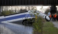 Kereta cepat itu tergelincir dan terjun ke sungai. Vincent Kessler/Reuters/detikFoto.