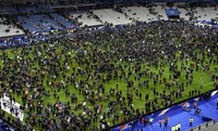 Para penonton berhamburan ke tengah lapangan setelah dua bom bunuh diri meledak di pintu masuk stadion dan restoran cepat saji. Sedikitnya 3 orang tewas dalam penyerangan tersebut. Frank Fife/ AFP/detikFoto.