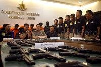     Direktur Reskrimum Polda Metro Jaya Kombes Krishna Murti (dua dari kiri) memberikan penjelasan terkait pengungkapan kasus tersebut.