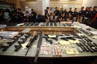     Ratusan pucuk airsoft gun diamankan dari beberapa penjual