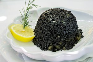 Yuk, Buat Nasi Goreng Hitam yang Gurih Enak!