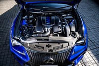 Memang, mesin di balik kapnya tidak berubah. Artinya, mobil ini masih menggunakan mesin V8 2UR-GSE 5L bertenaga 477 ps. Ist/Response.