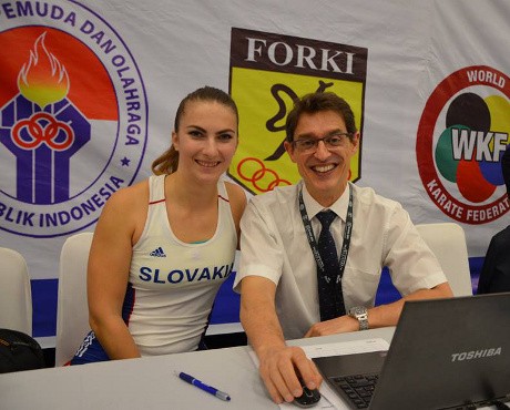 Si Cantik dari Slovakia Ini Jadi Pelatih Karate Sekaligus Jurnalis