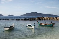 Selain alam bawah laut, panorama daratan di pulau ini juga sangat indah. Duduk sejenak di pantai sambil melihat perahu yang bersandar pun bisa menjadi ajang pelepas penat setelah bekerja berhari-hari (Agung Pambudhy/detikTravel)