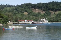 Turis yang datang kemari pun belum terlalu ramai. Traveler masih bisa bersantai di pantai yang tenang dan serasa milik pribadi (Agung Pambudhy/detikTravel)