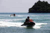 Kalau ingin coba berkeliling di sekitar Pulau Nasi, wisatawan juga bisa menyewa jetski. Kalau belum pernah naik jetski, mintalah tandem bersama yang sudah ahli (Agung Pambudhy/detikTravel)