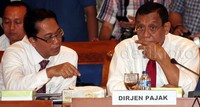 Dirjen Pajak Sigit Priadi Pramudito berdiskusi dengan stafnya. Pool/Lamhot Aritonang/detikFoto.