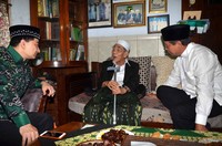 Maimoen Zubair (tengah) berbincang dengan Dimyati Natakusumah (kiri) dan Djan Faridz (kanan).