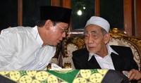 Djan Faridz berbincang dengan Maimoen Zubair di sela-sela tasyakuran dan konsolidasi dengan DPW-DPC PPP se-Jawa Tengah dan Jawa Timur.