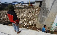 Petugas kebersihan bekerja keras membersihkan sampah yang menumpuk di sungai di kawasan Kalibata, Jaksel. Dari lokasi, Senin (16/11/2015) dua alat berat juga terlihat bekerja keras.