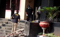 Polisi pun langsung malakukan olah TKP.