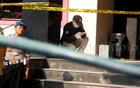 Akibat ledakan ini seorang staf sekuriti terkena serpihan kaca dan sekarang dievakuasi ke RS Islam Pondok Kopi.